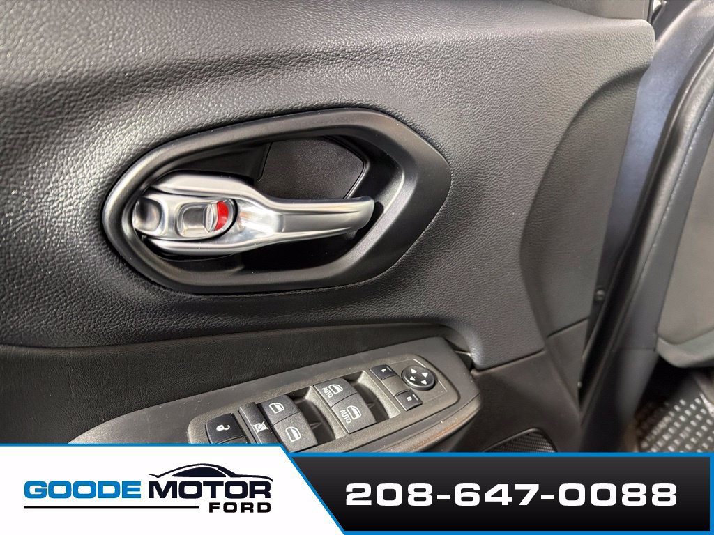 Used 2021 Jeep Cherokee Trailhawk AWD/4WD image 9