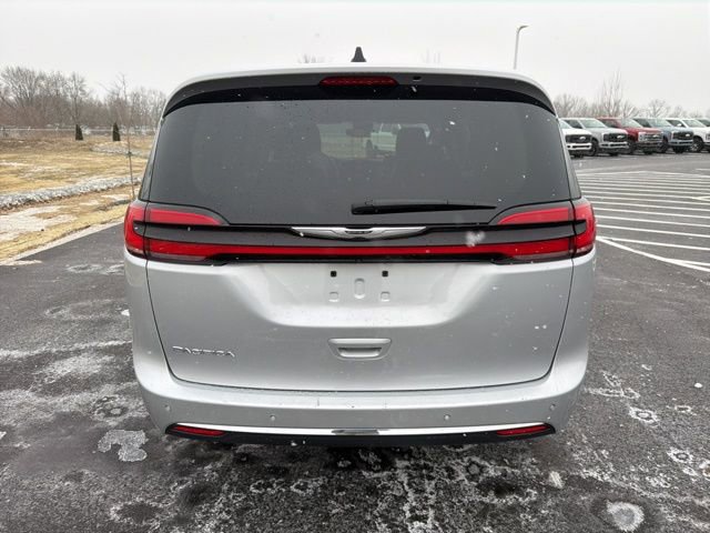 Used 2024 Chrysler Pacifica Touring-L image 3