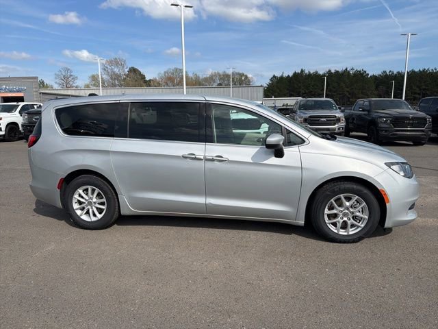 Used 2022 Chrysler Voyager LX FWD image 2