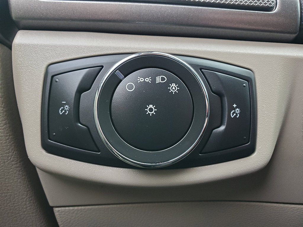 Certified 2017 Ford Fusion SE w/ Fusion SE Technology Package FWD image 28