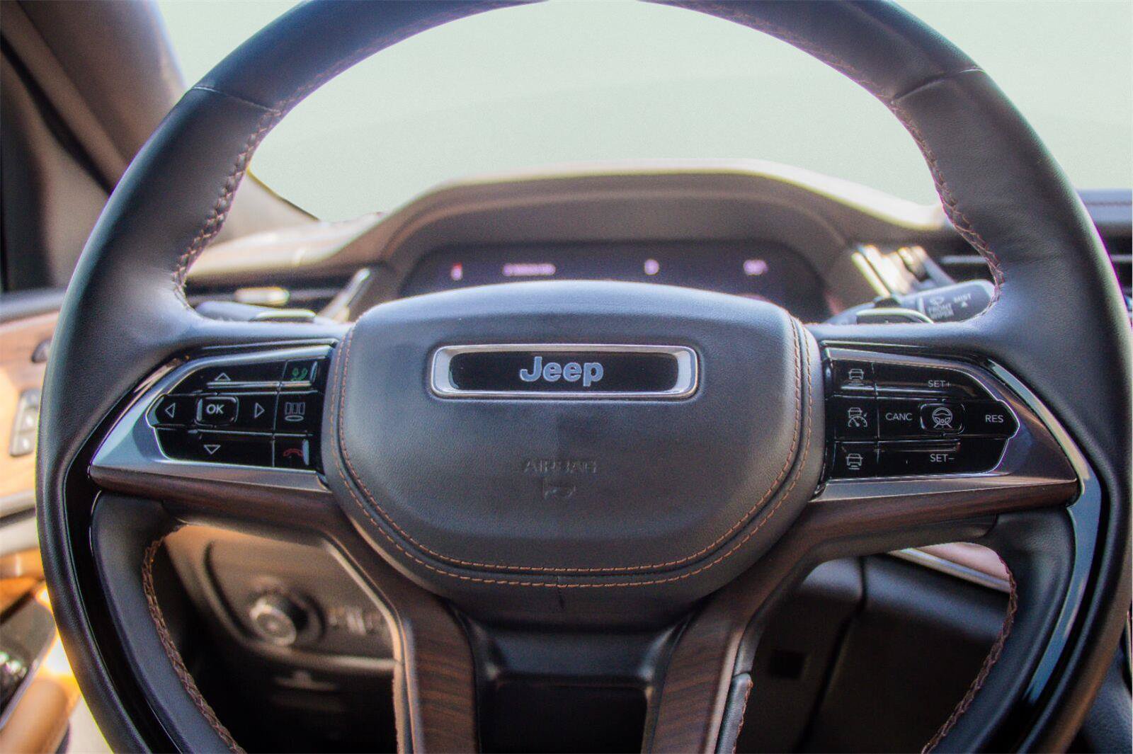 Used 2023 Jeep Grand Cherokee Summit w/ Luxury Tech Group V AWD/4WD image 12
