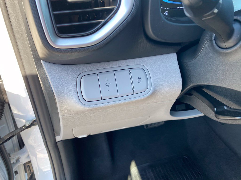 Used 2025 Hyundai Venue SEL FWD image 12