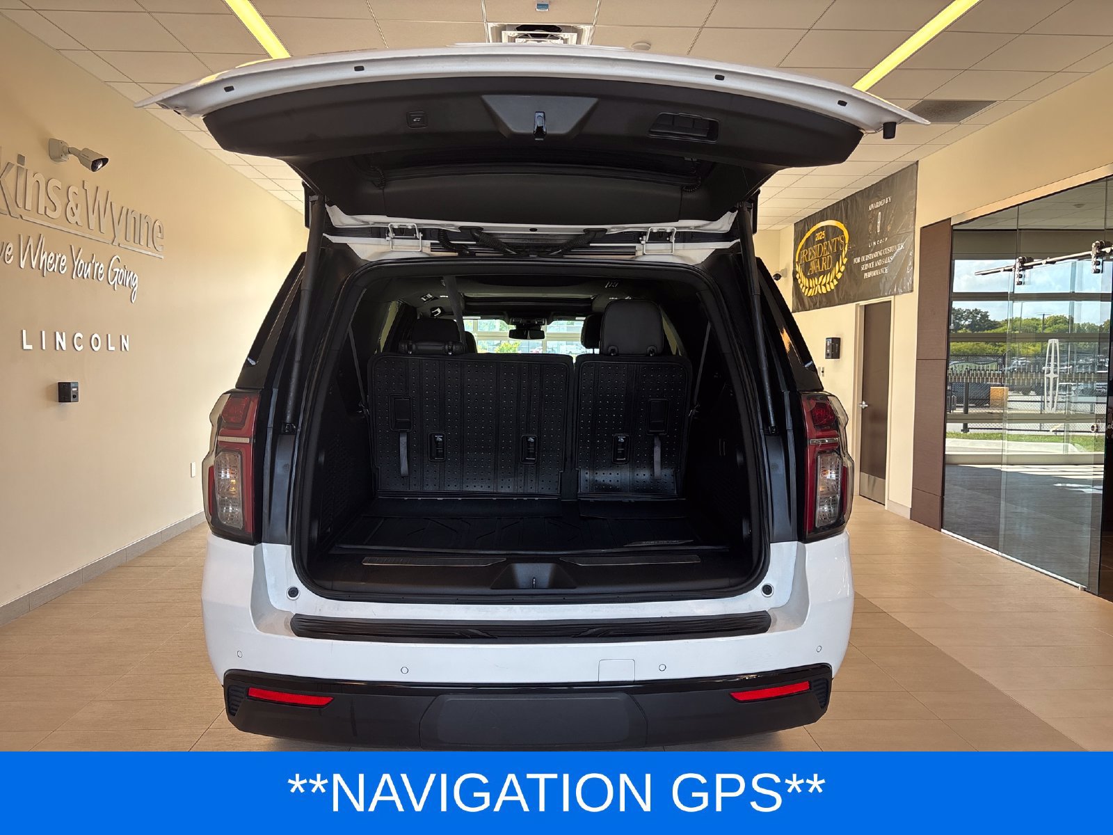 Used 2024 Chevrolet Suburban Z71 AWD/4WD image 12