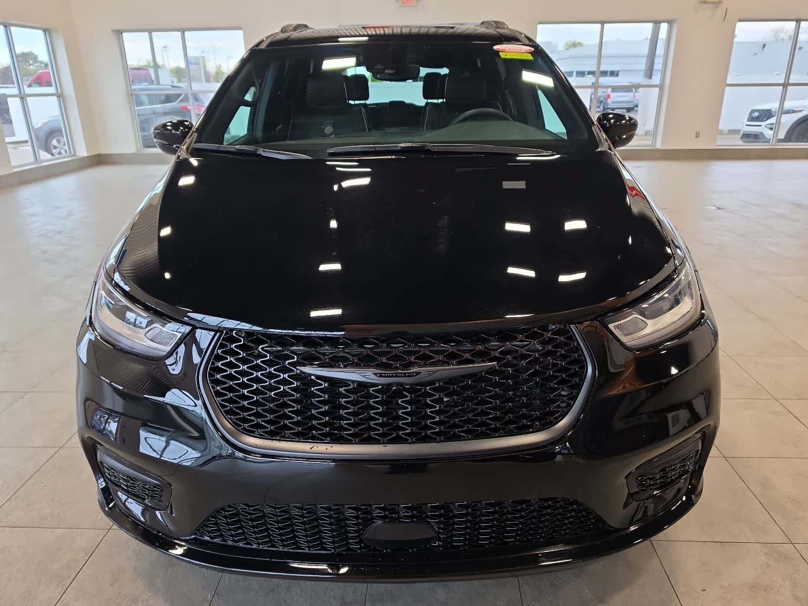 Used 2025 Chrysler Pacifica Limited FWD image 3