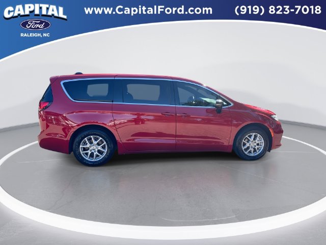 Used 2025 Chrysler Pacifica Select FWD image 9