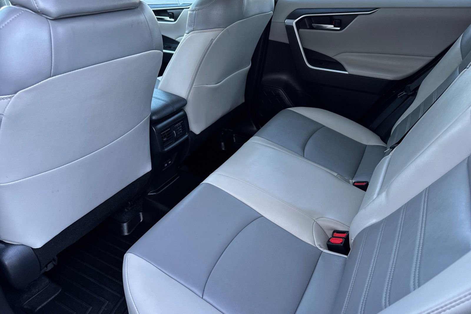 Used 2022 Toyota RAV4 XLE Premium image 13