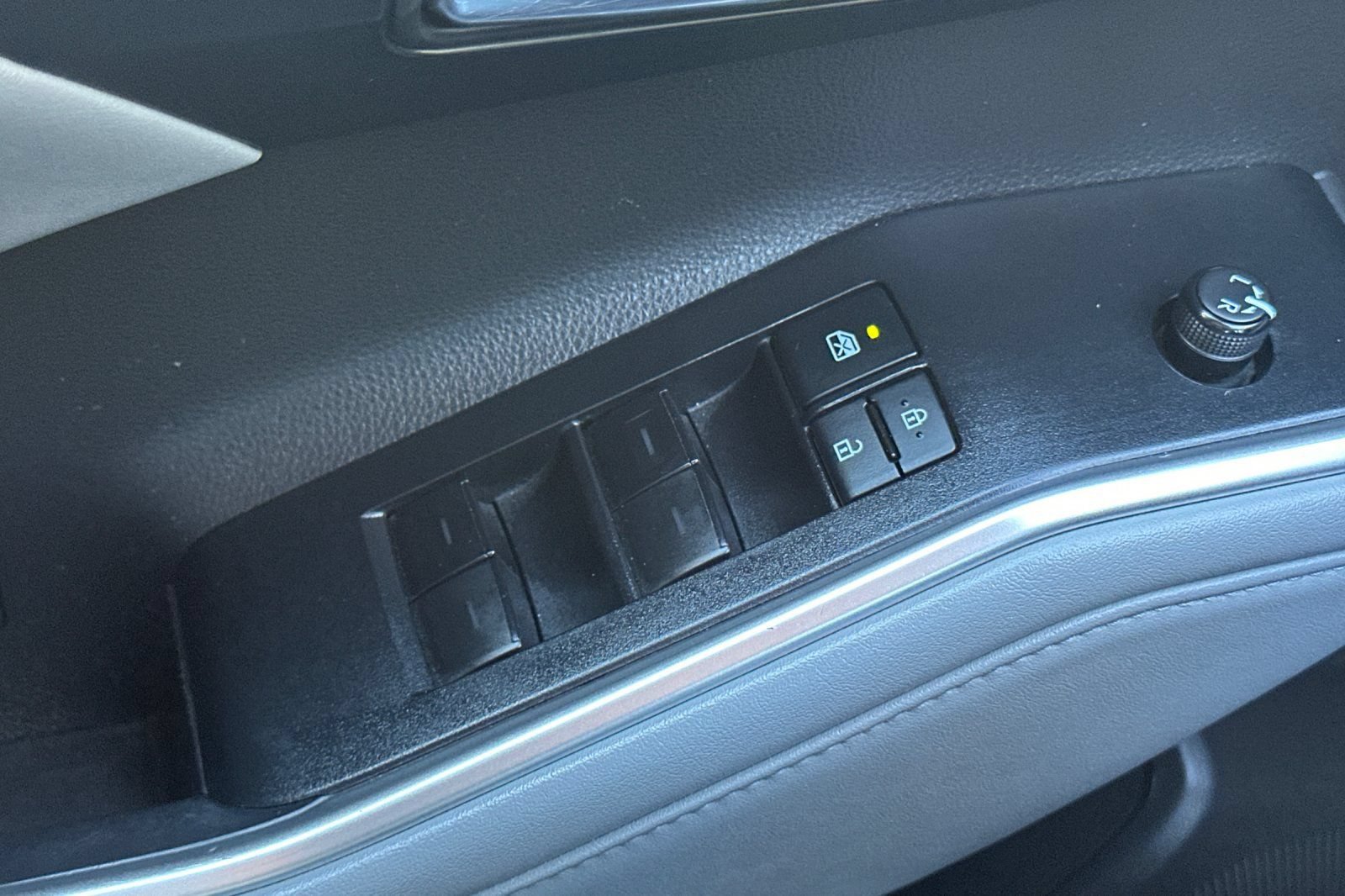 Used 2022 Toyota Highlander XLE AWD/4WD image 12