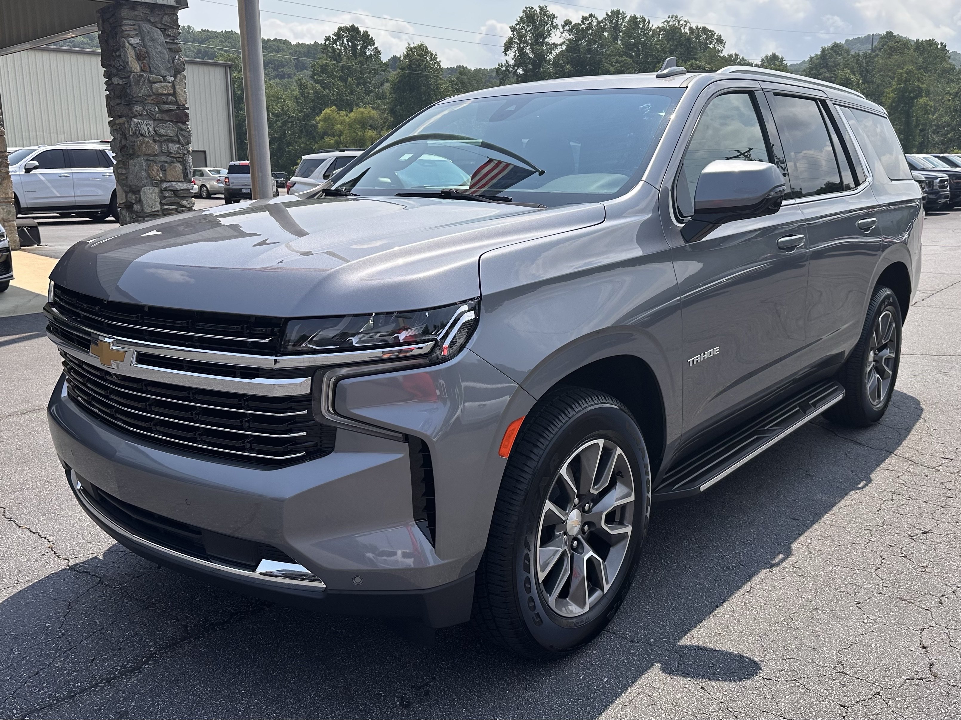 Used 2022 Chevrolet Tahoe LT w/ Luxury Package AWD/4WD image 2