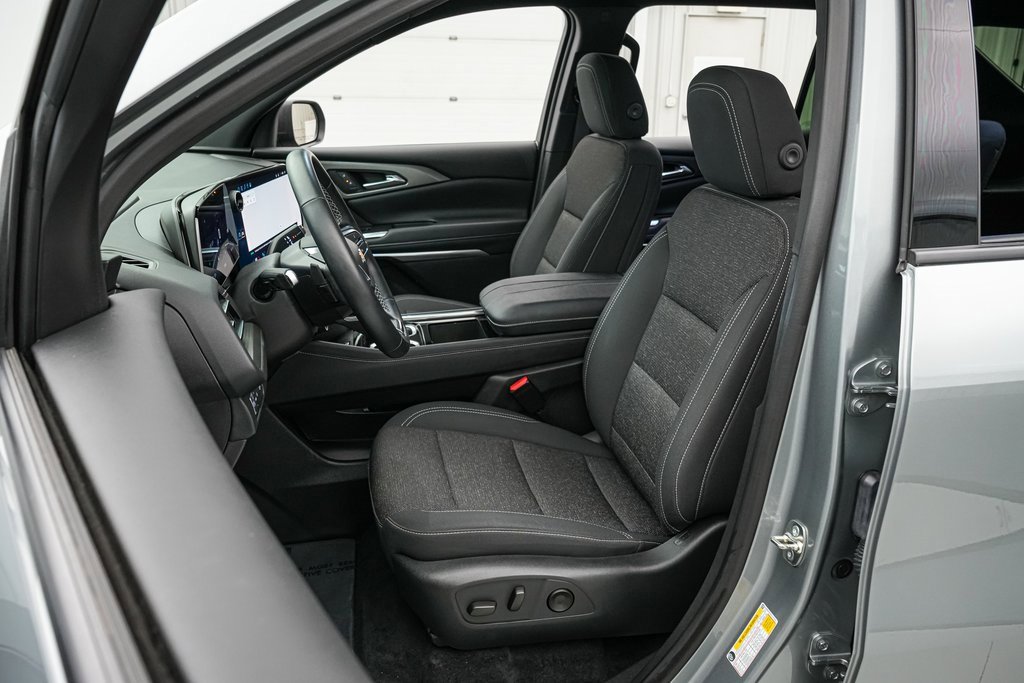 Used 2025 Chevrolet Traverse LT image 11