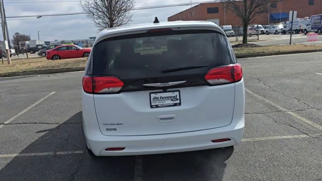 Used 2022 Chrysler Voyager LX image 5