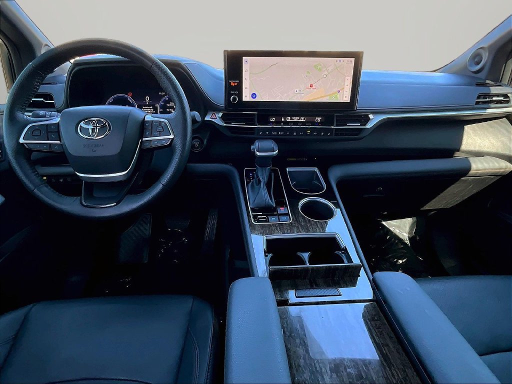 Used 2025 Toyota Sienna Platinum AWD/4WD image 7