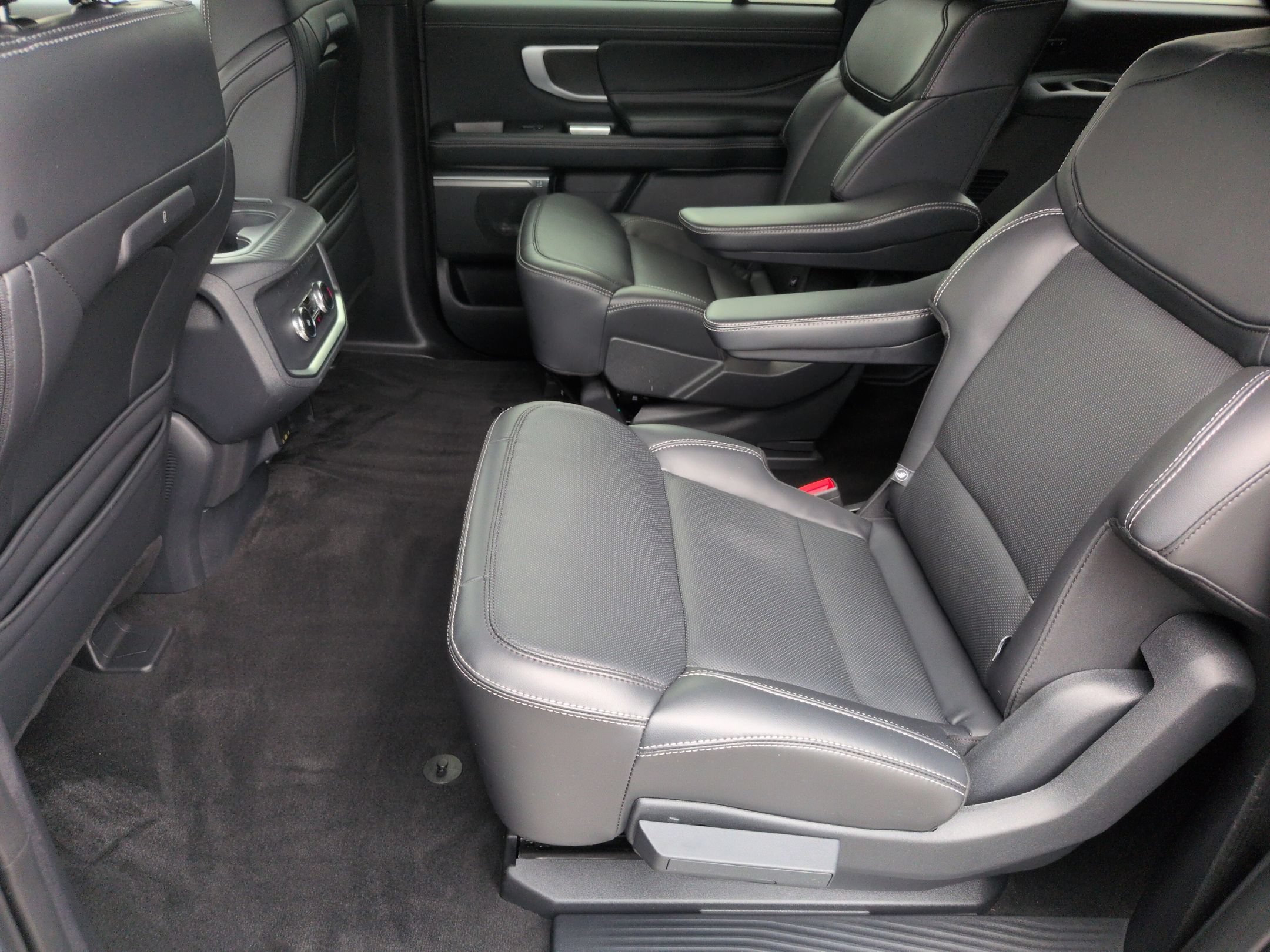 Certified 2025 Ford Expedition Max Platinum w/ Stealth Appearance Package AWD/4WD image 31