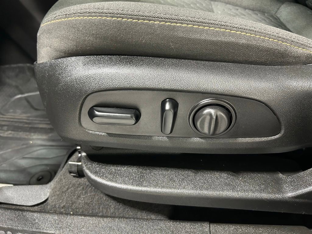 Used 2020 Chevrolet Equinox LT w/ LPO, Floor Liner Package AWD/4WD image 11