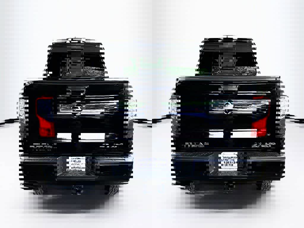 Used 2024 Nissan Titan SV w/ SV Convenience Package image 4