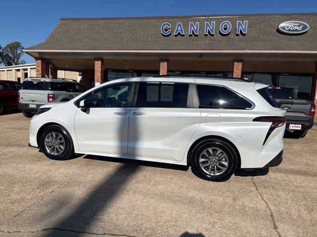 Used 2024 Toyota Sienna XLE image 3