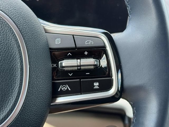 Used 2025 Kia Carnival EX FWD image 19