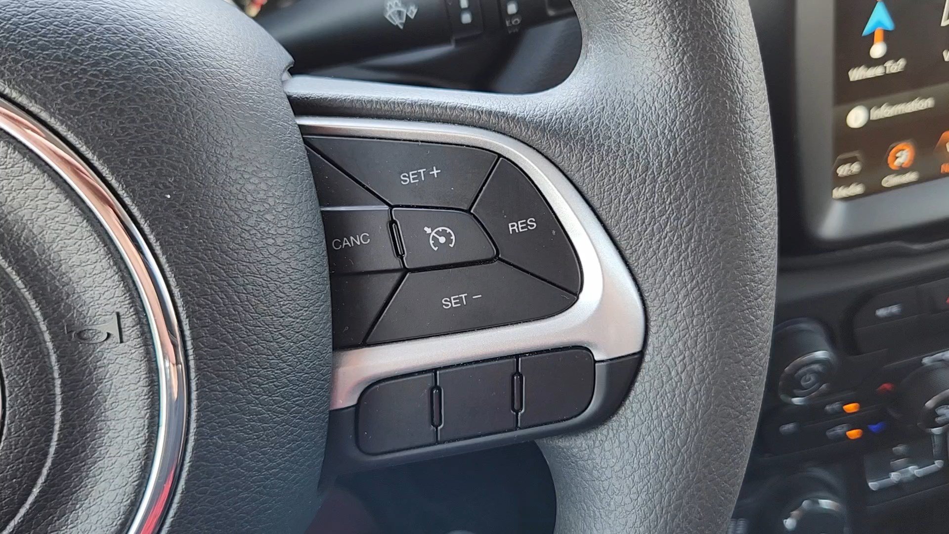 Used 2023 Jeep Renegade Latitude AWD/4WD image 13