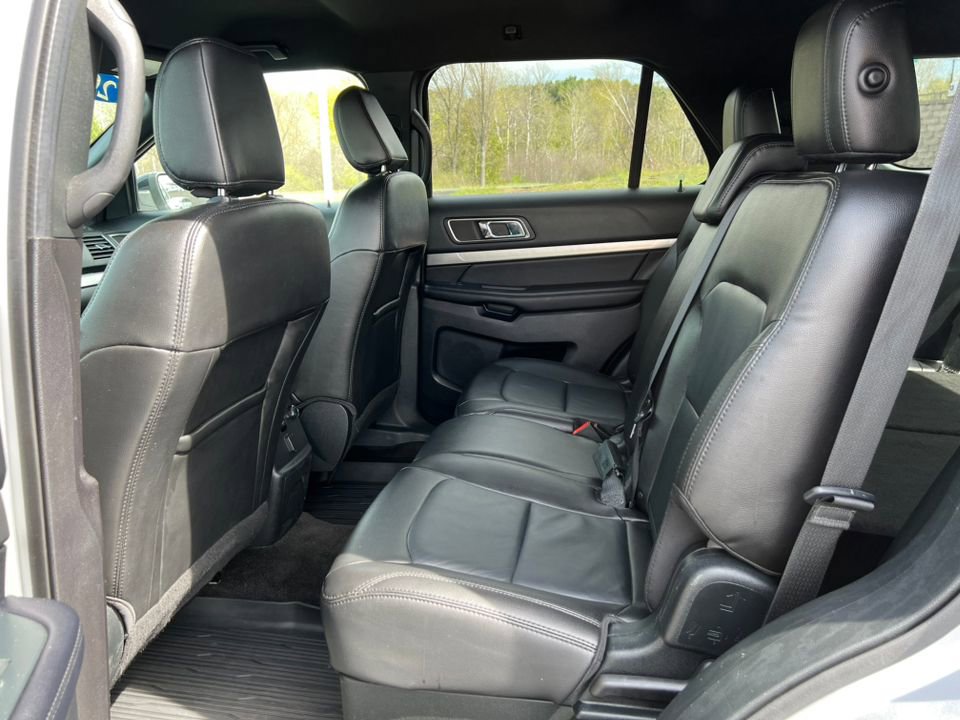 Certified 2018 Ford Explorer XLT w/ Equipment Group 202A AWD/4WD image 4