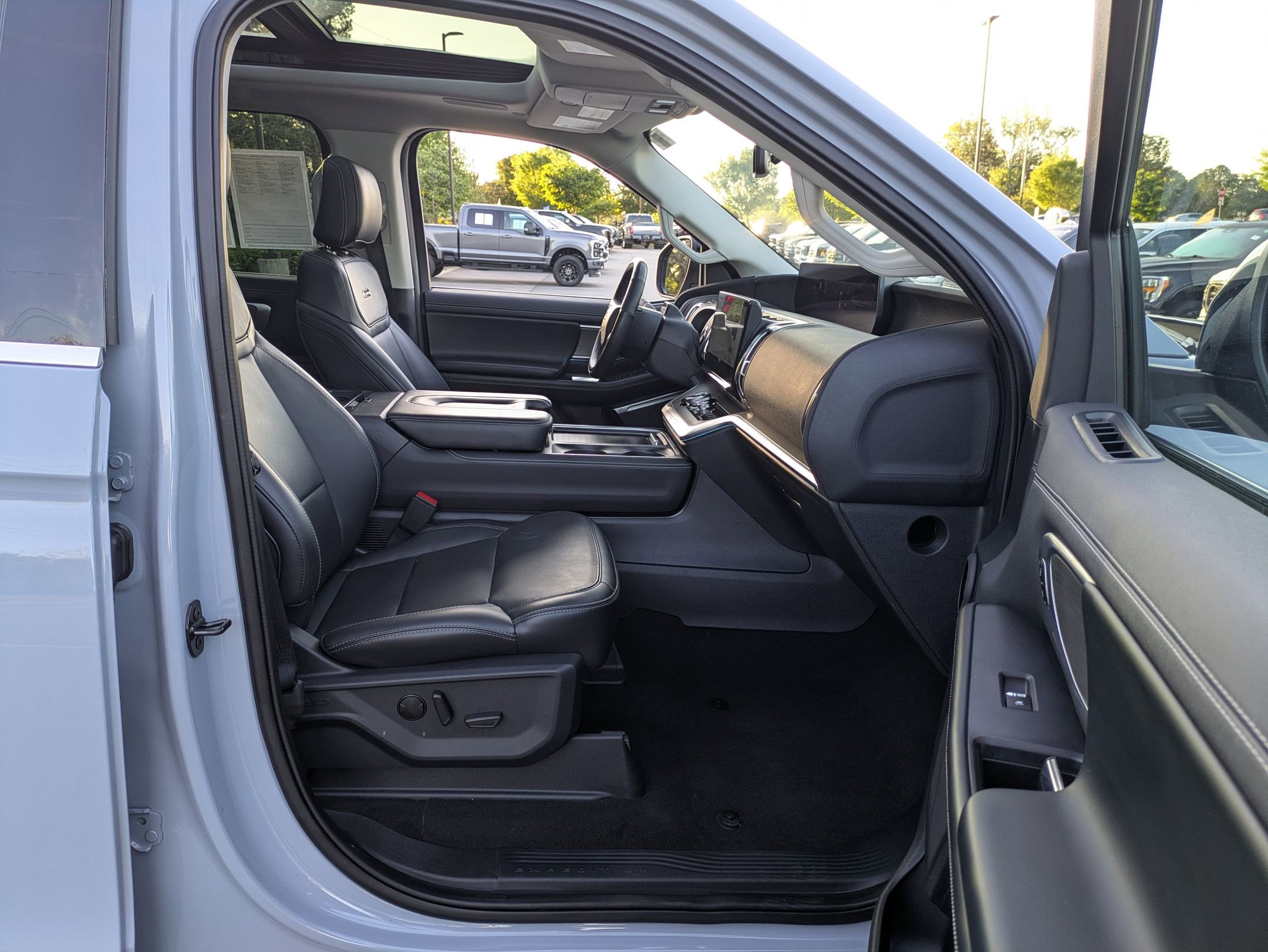 Certified 2025 Ford Expedition Platinum w/ Driver's Package AWD/4WD image 36