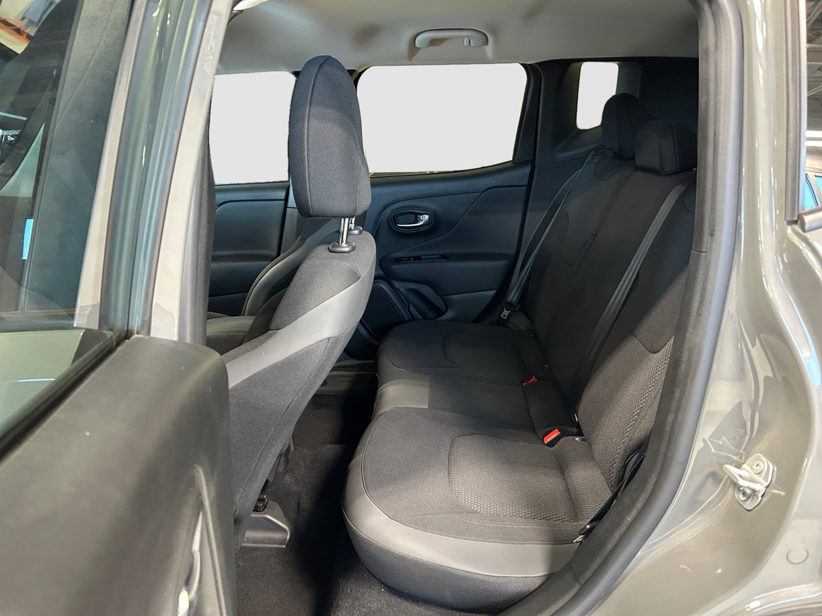 Used 2020 Jeep Renegade Altitude FWD image 17