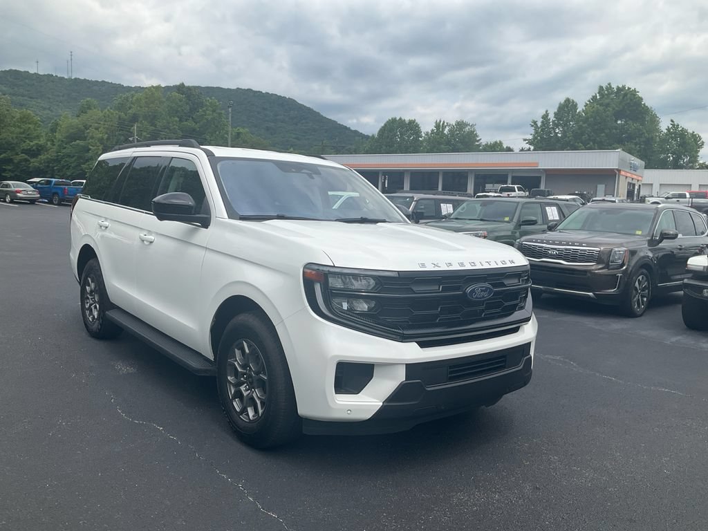 Certified 2025 Ford Expedition Active RWD image 3
