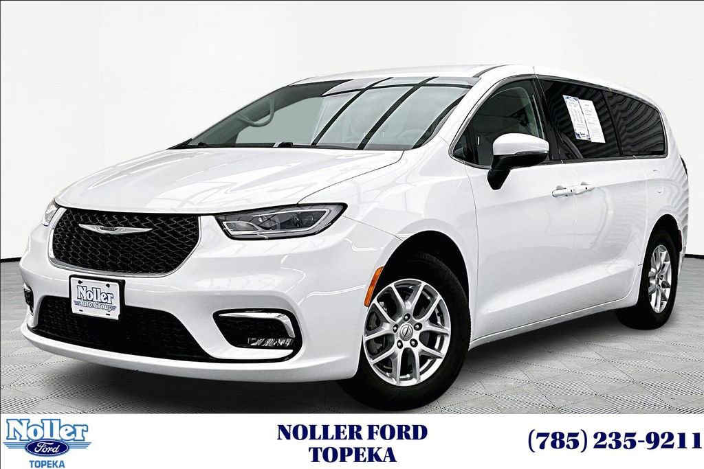 Used 2023 Chrysler Pacifica Touring-L image 1