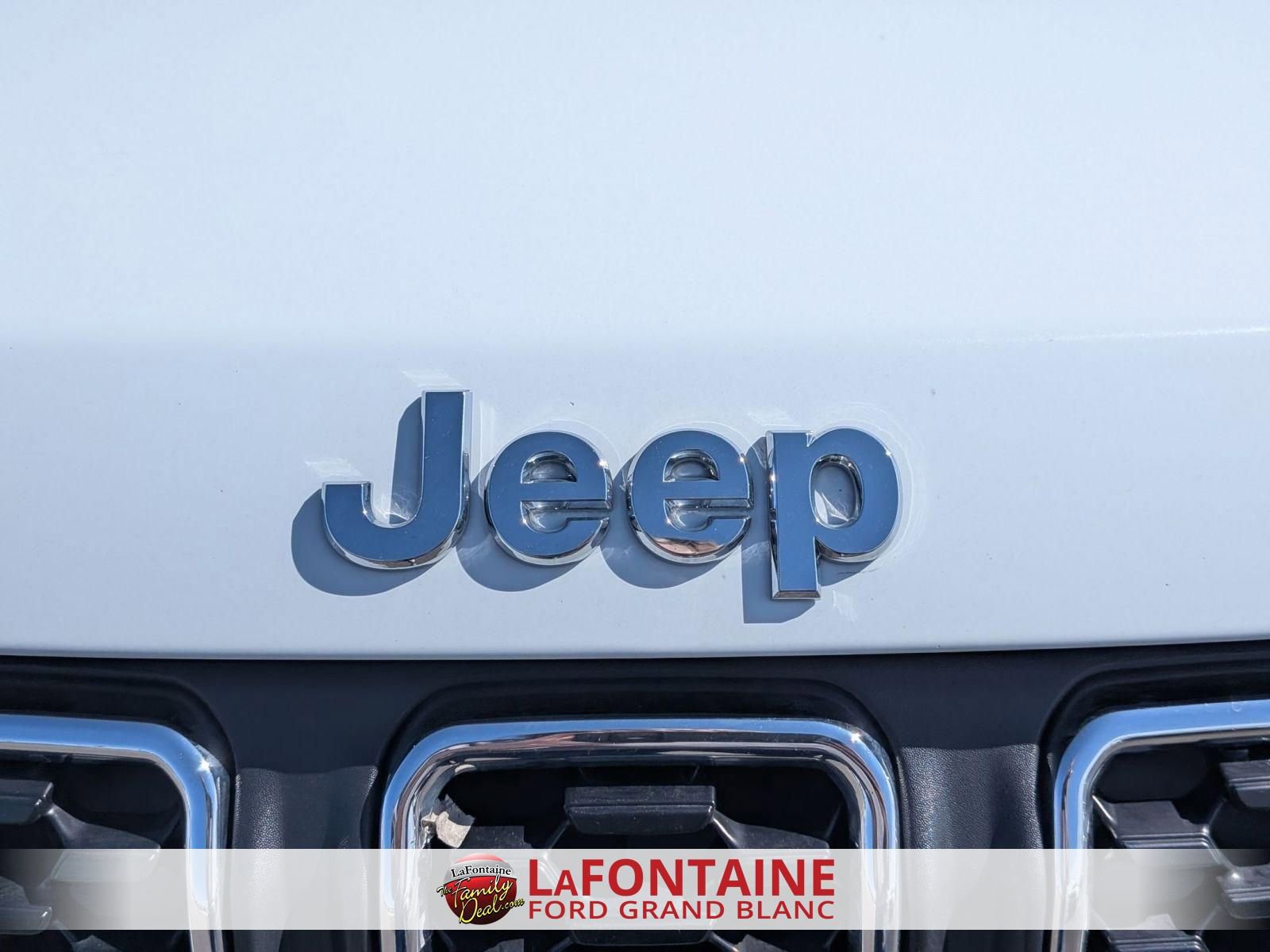 Used 2025 Jeep Compass Latitude w/ Sun & Sound Group AWD/4WD image 9