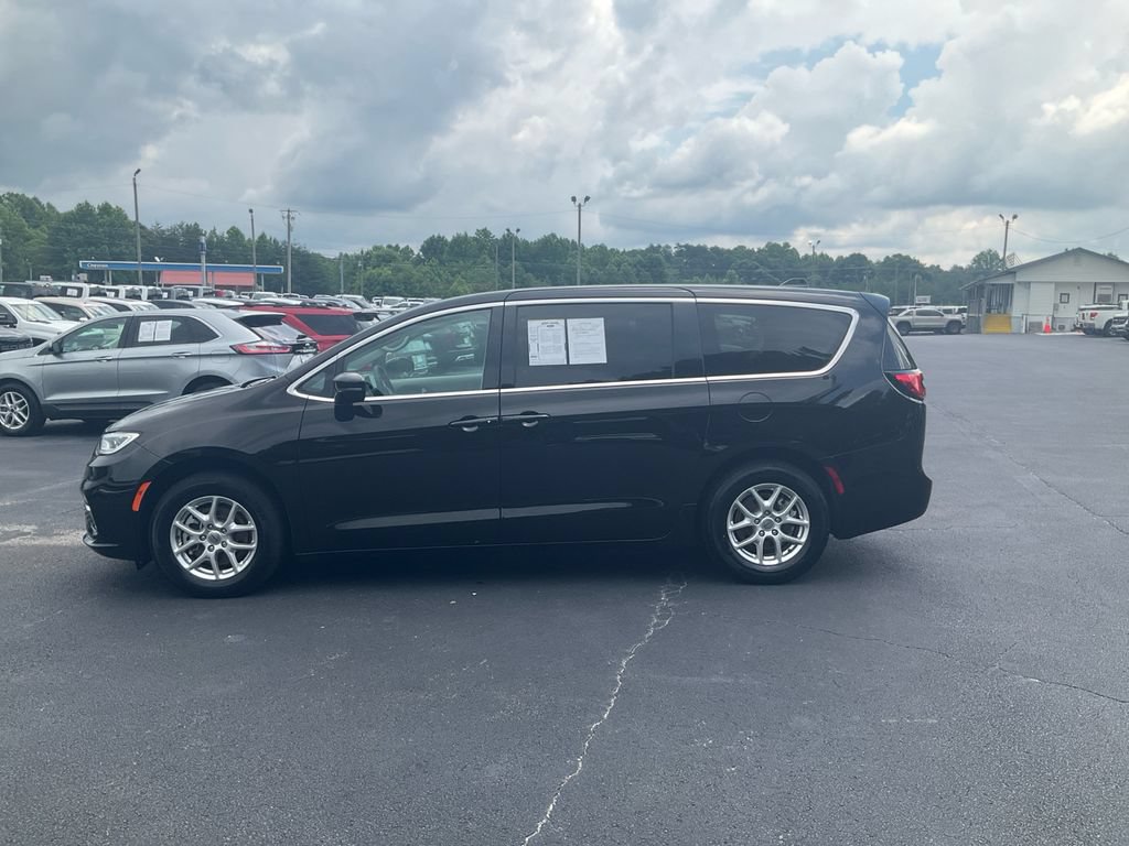 Used 2024 Chrysler Pacifica Touring-L FWD image 8