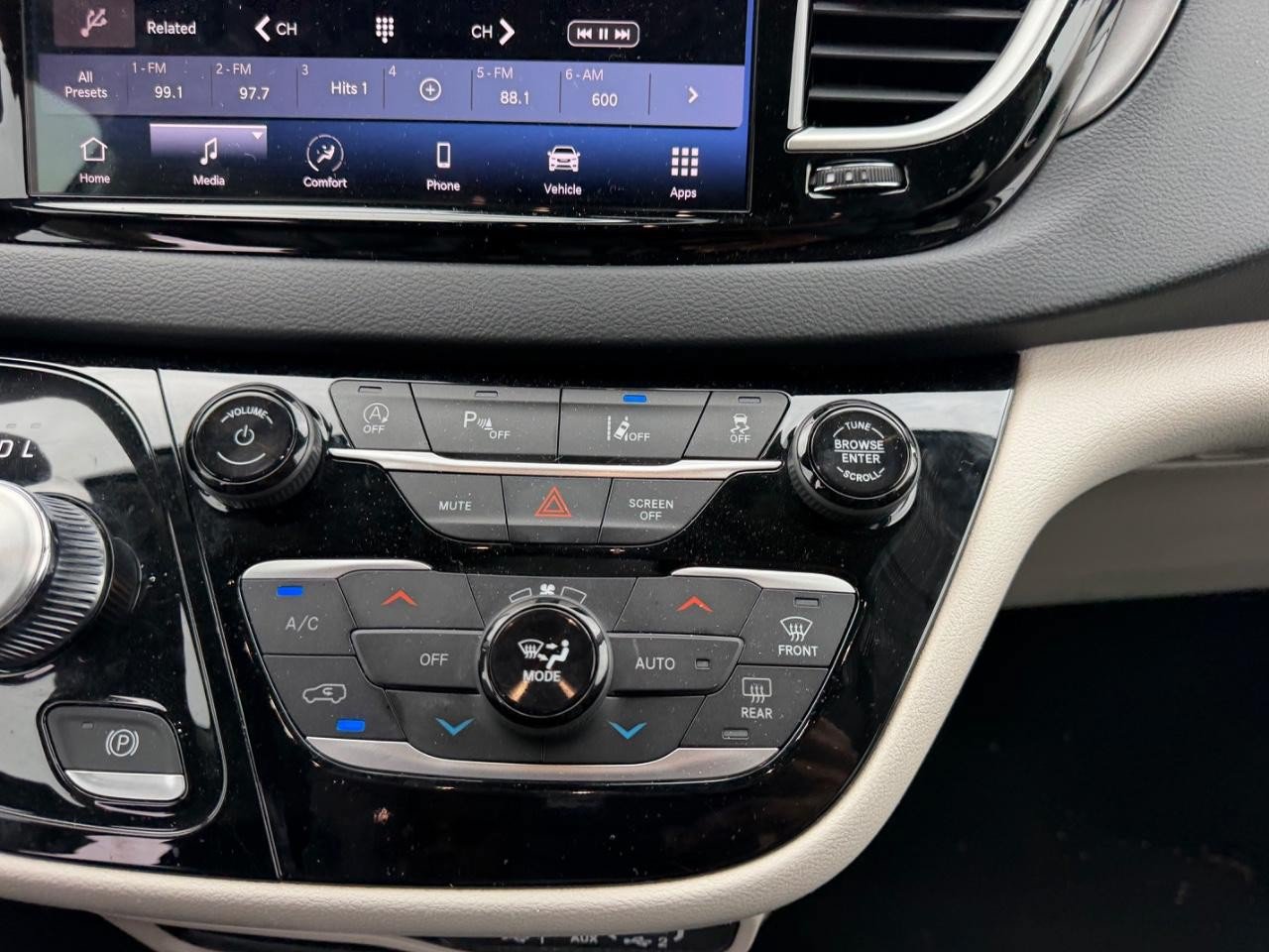 Used 2024 Chrysler Pacifica Touring-L FWD image 18
