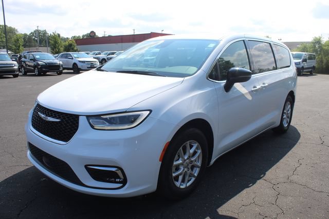 Used 2024 Chrysler Pacifica Touring-L FWD image 8