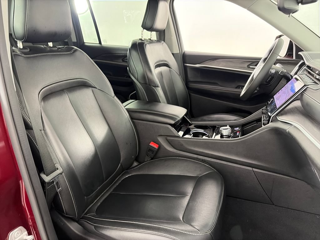 Used 2023 Jeep Grand Cherokee Limited w/ Black Appearance Package AWD/4WD image 31
