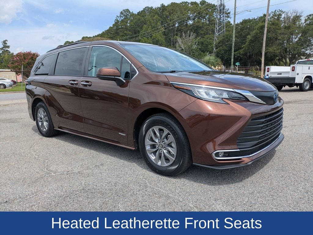 Used 2021 Toyota Sienna XLE AWD/4WD image 2