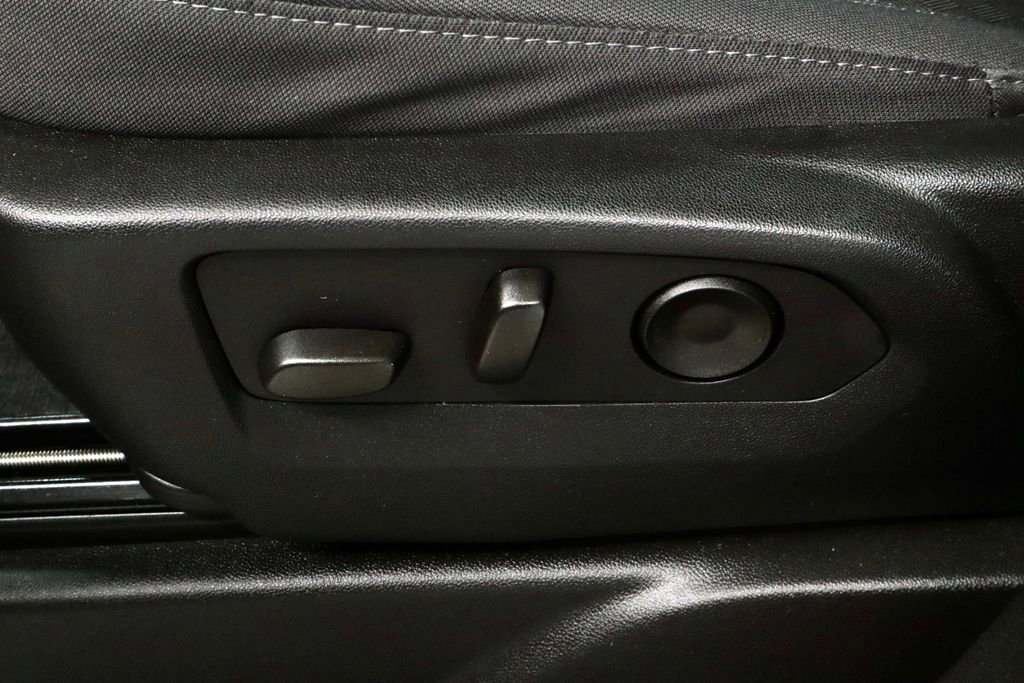 Used 2024 GMC Yukon XL SLE image 25