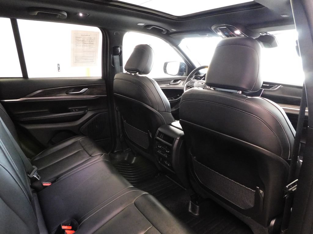 Used 2024 Jeep Grand Cherokee Limited w/ Black Appearance Package AWD/4WD image 39
