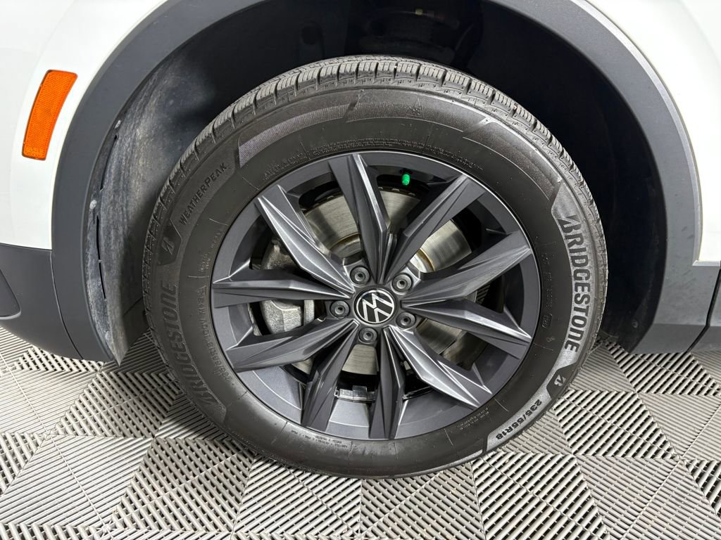 Used 2022 Volkswagen Tiguan SE w/ Panoramic Sunroof Package image 12