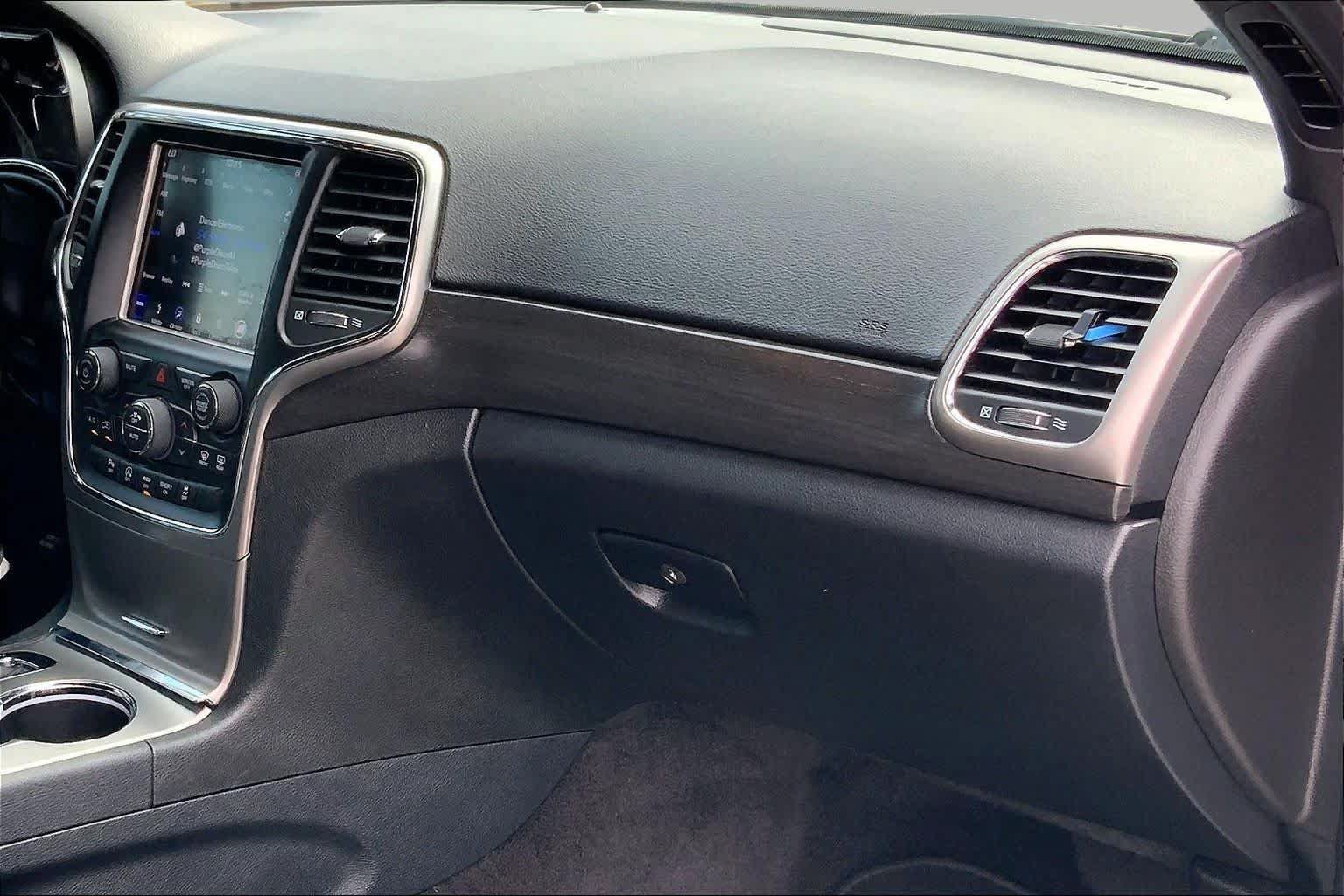 Used 2018 Jeep Grand Cherokee Altitude AWD/4WD image 17