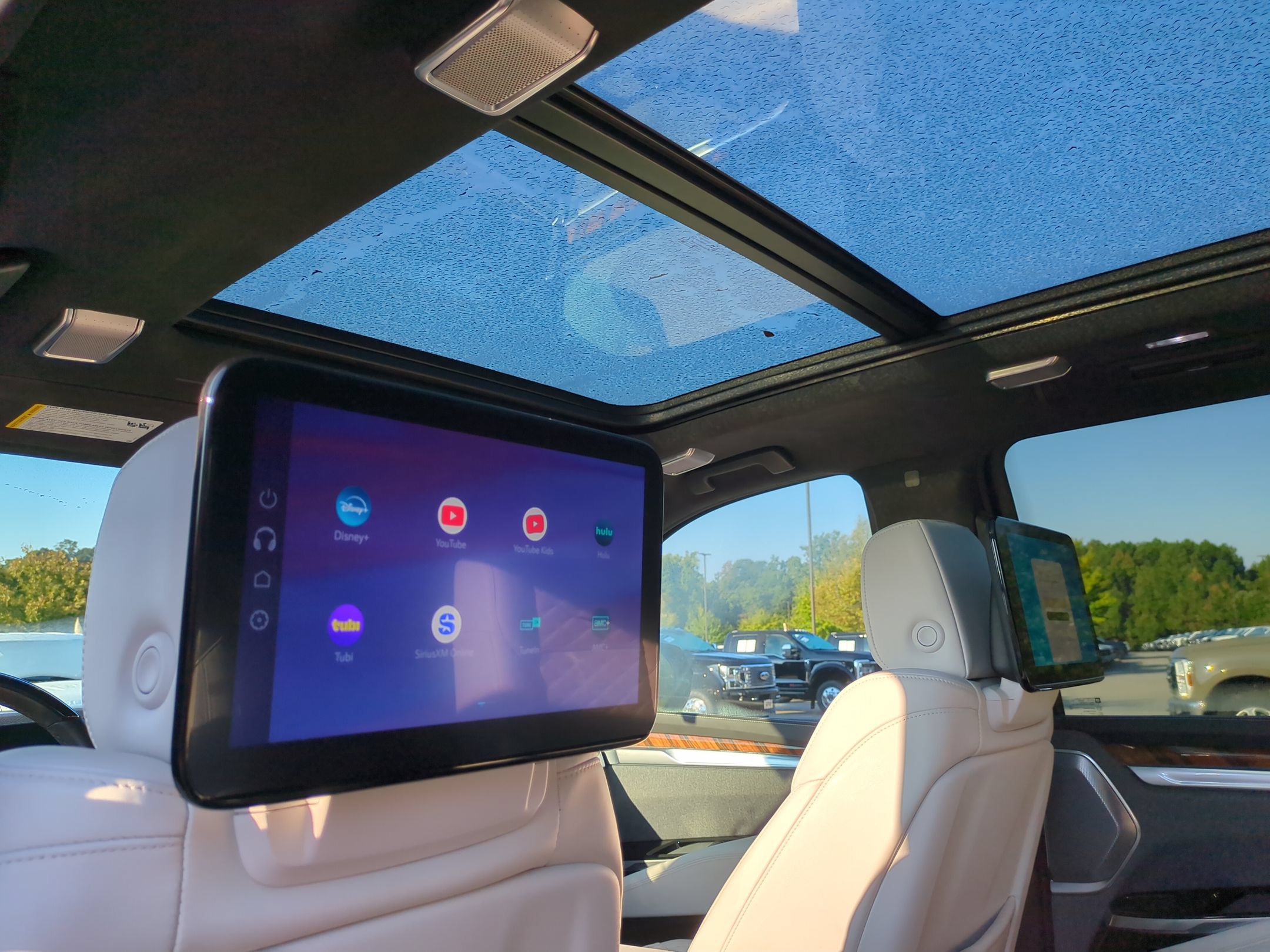 Used 2025 Cadillac Escalade ESV Sport Platinum w/ LPO, Floor Liner Package AWD/4WD image 34