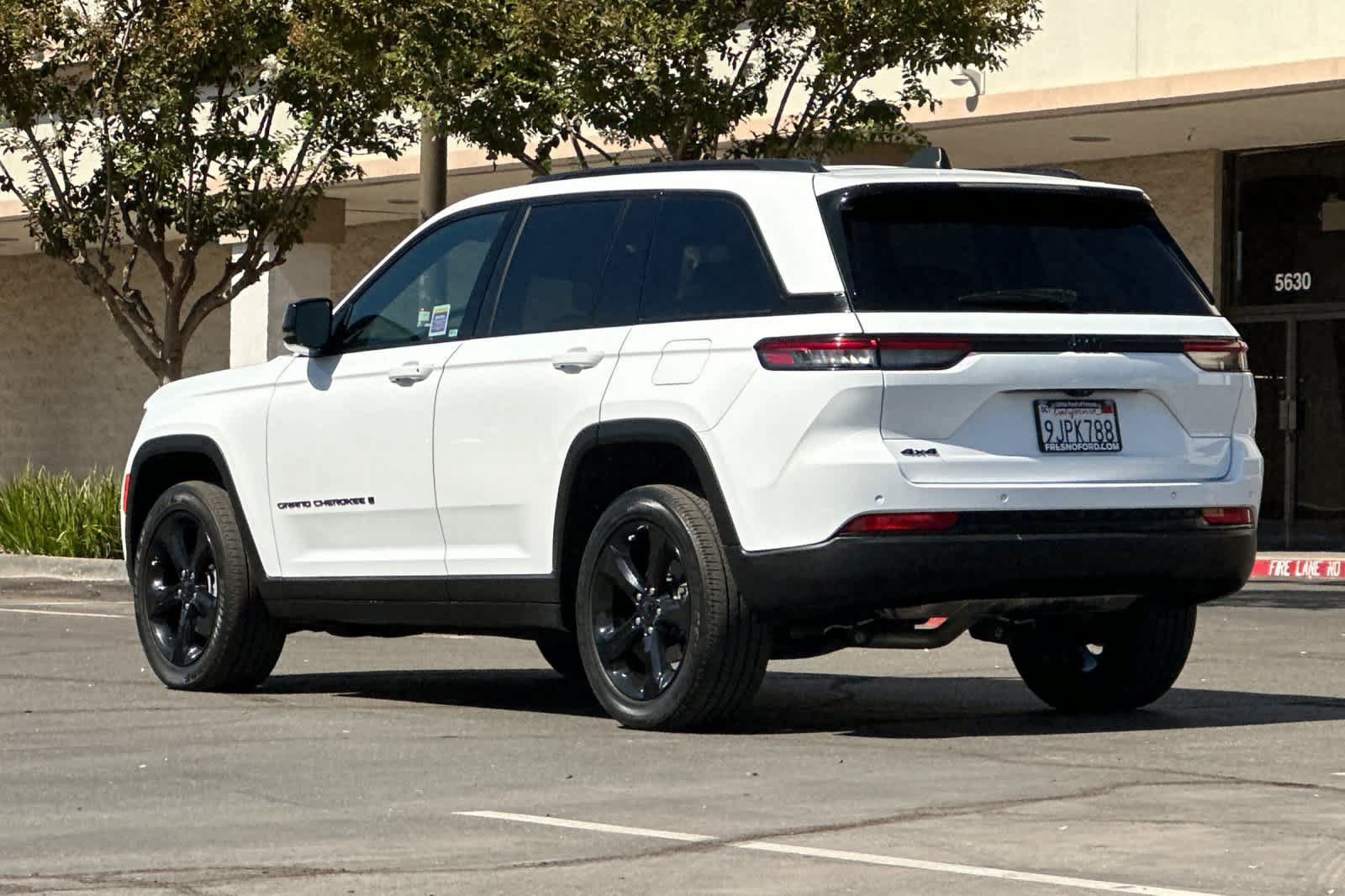 Used 2023 Jeep Grand Cherokee Altitude AWD/4WD image 7
