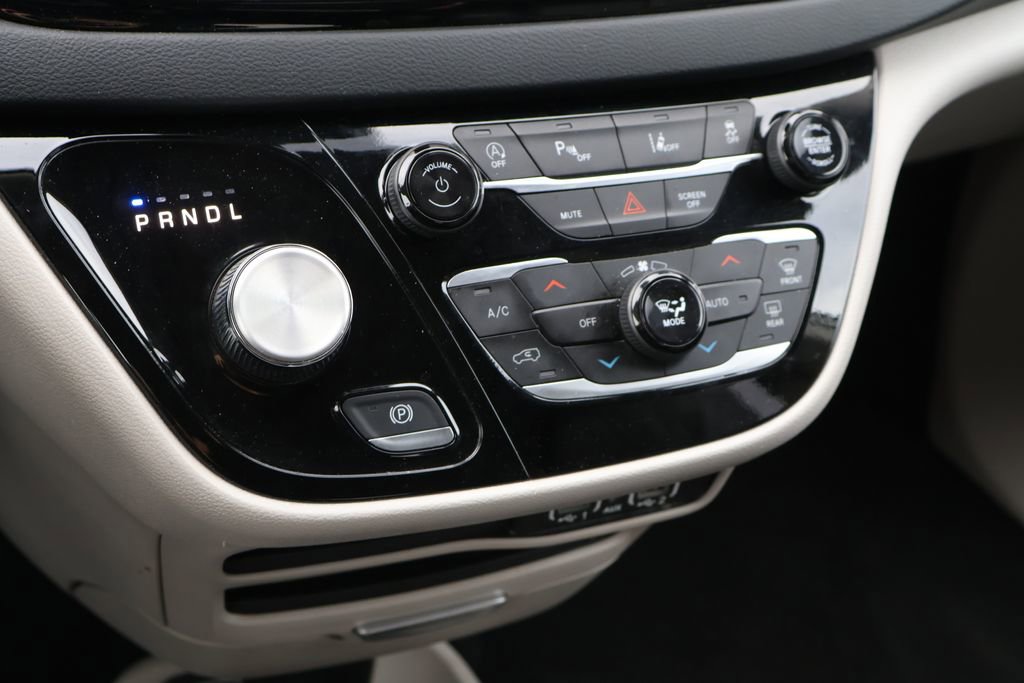 Used 2024 Chrysler Pacifica Touring-L FWD image 31