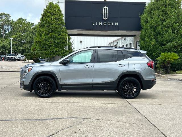 Used 2024 GMC Terrain SLE w/ Driver Convenience Package FWD image 2