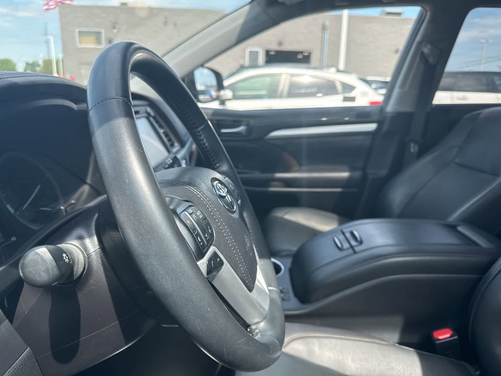 Used 2019 Toyota Highlander AWD V6 image 32