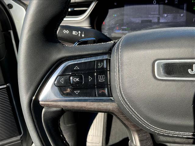 Used 2023 Jeep Grand Cherokee Overland w/ Advanced Protech Group III AWD/4WD image 13