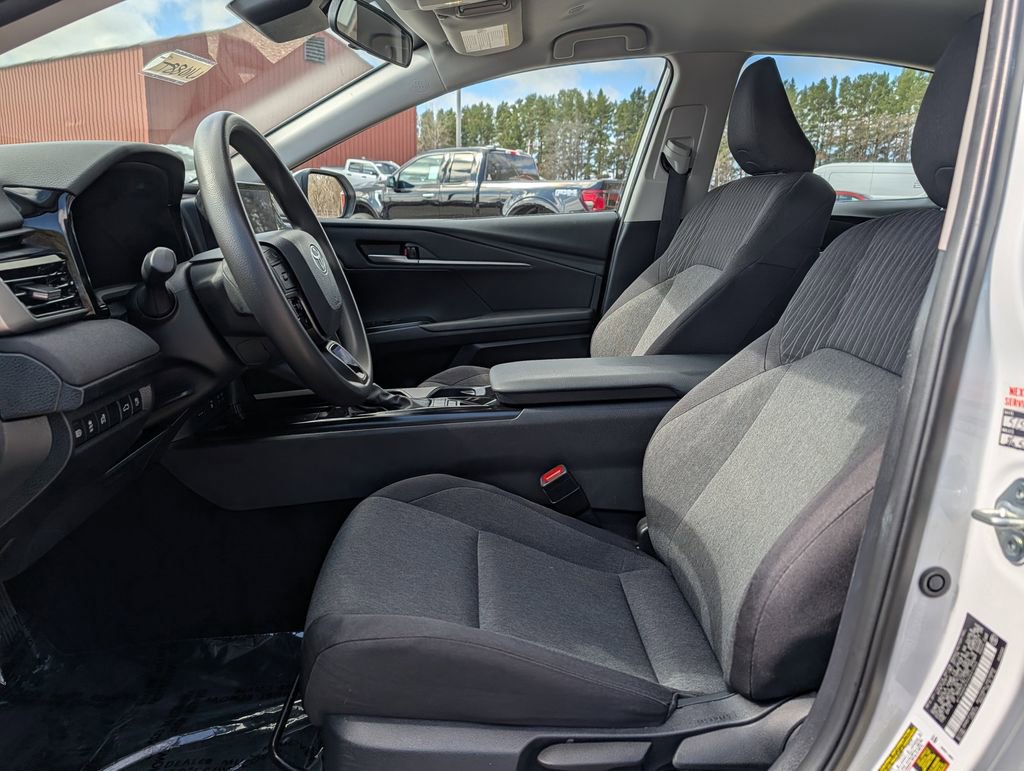 Used 2025 Toyota Camry LE image 8