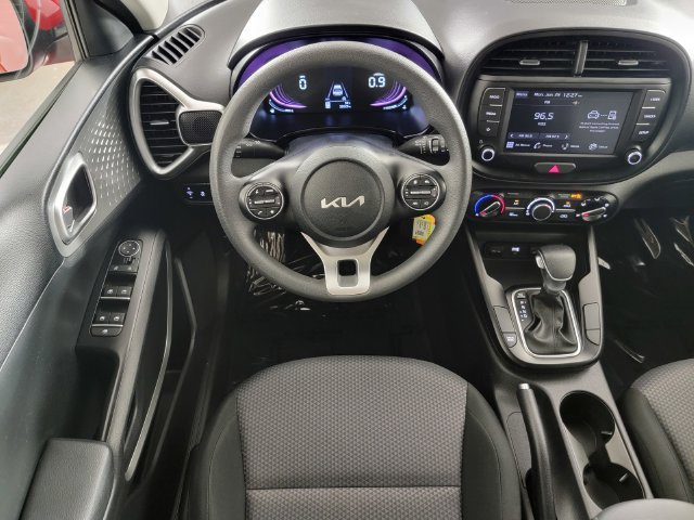 Used 2025 Kia Soul LX w/ LX Technology Package FWD image 23