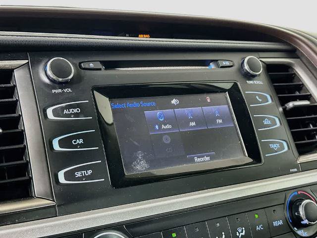 Used 2018 Toyota Highlander LE w/ Carpet Mat Package (TMS) AWD/4WD image 17