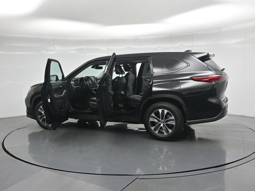 Used 2022 Toyota Highlander XLE FWD image 37