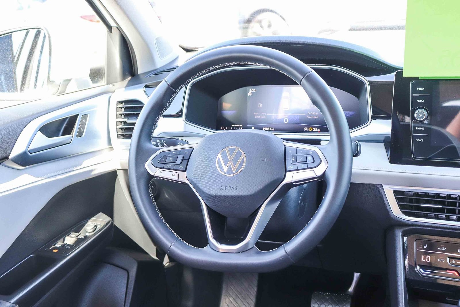 Used 2025 Volkswagen Taos SE w/ Panoramic Sunroof Package FWD image 15