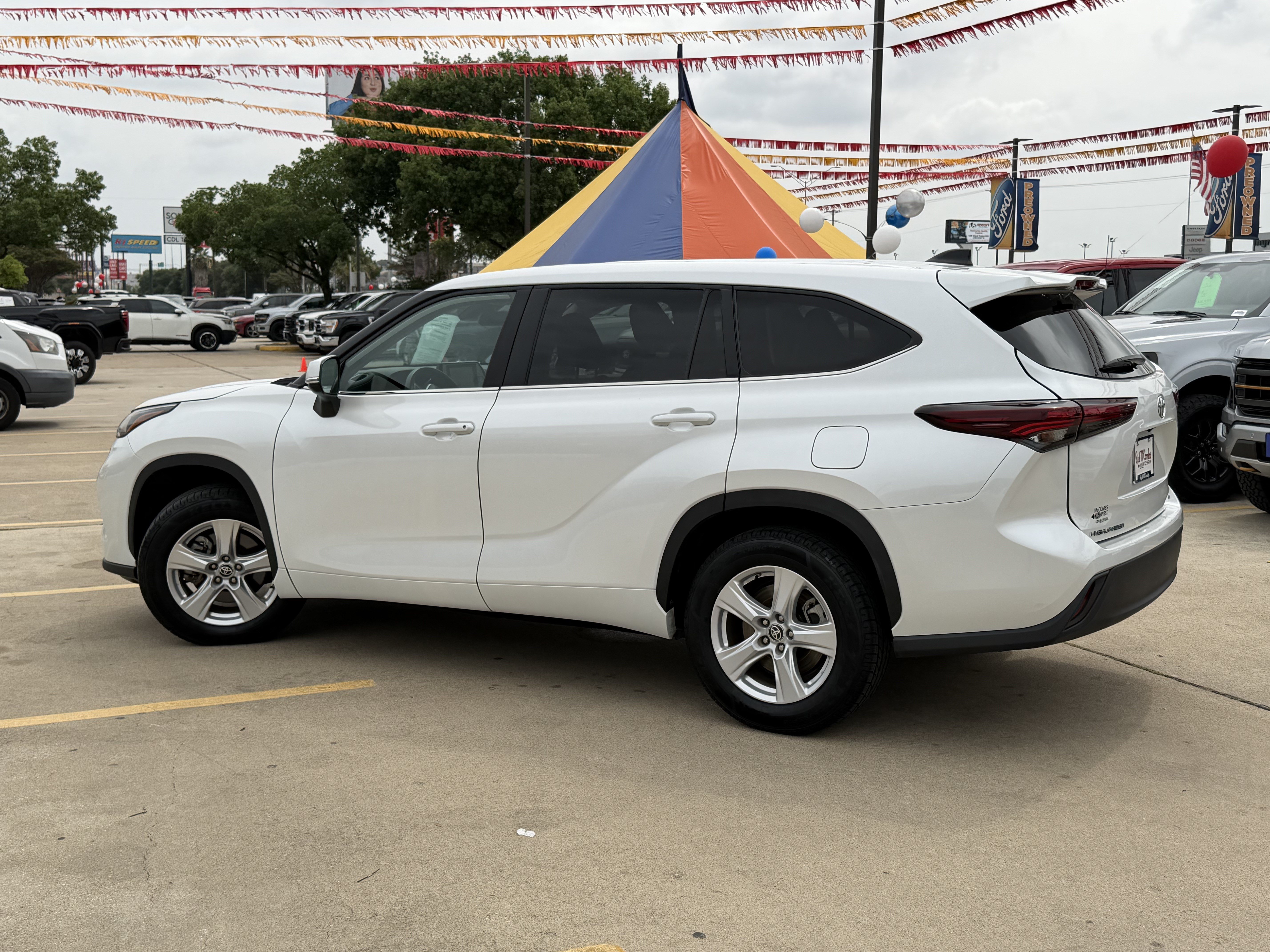 Used 2025 Toyota Highlander LE FWD image 11