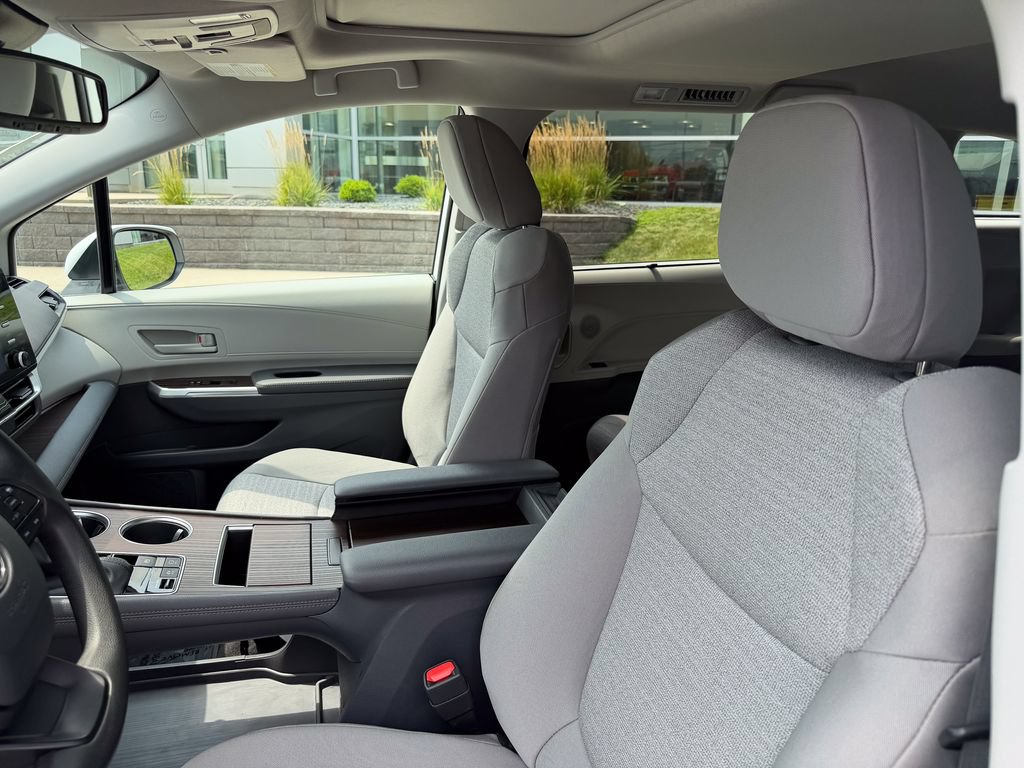 Used 2023 Toyota Sienna LE w/ LE Plus Package FWD image 10