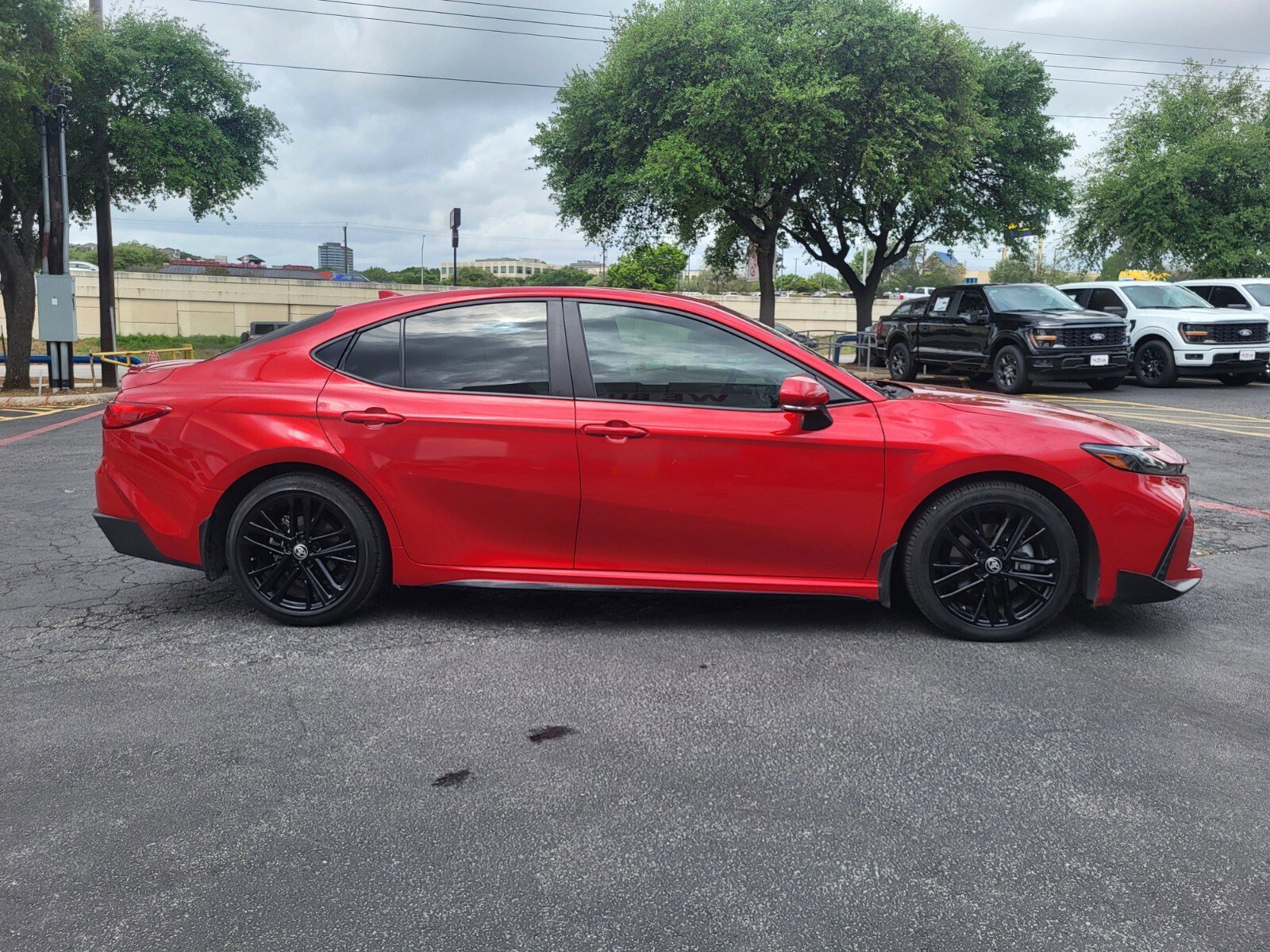 Used 2025 Toyota Camry SE w/ Convenience Package image 2